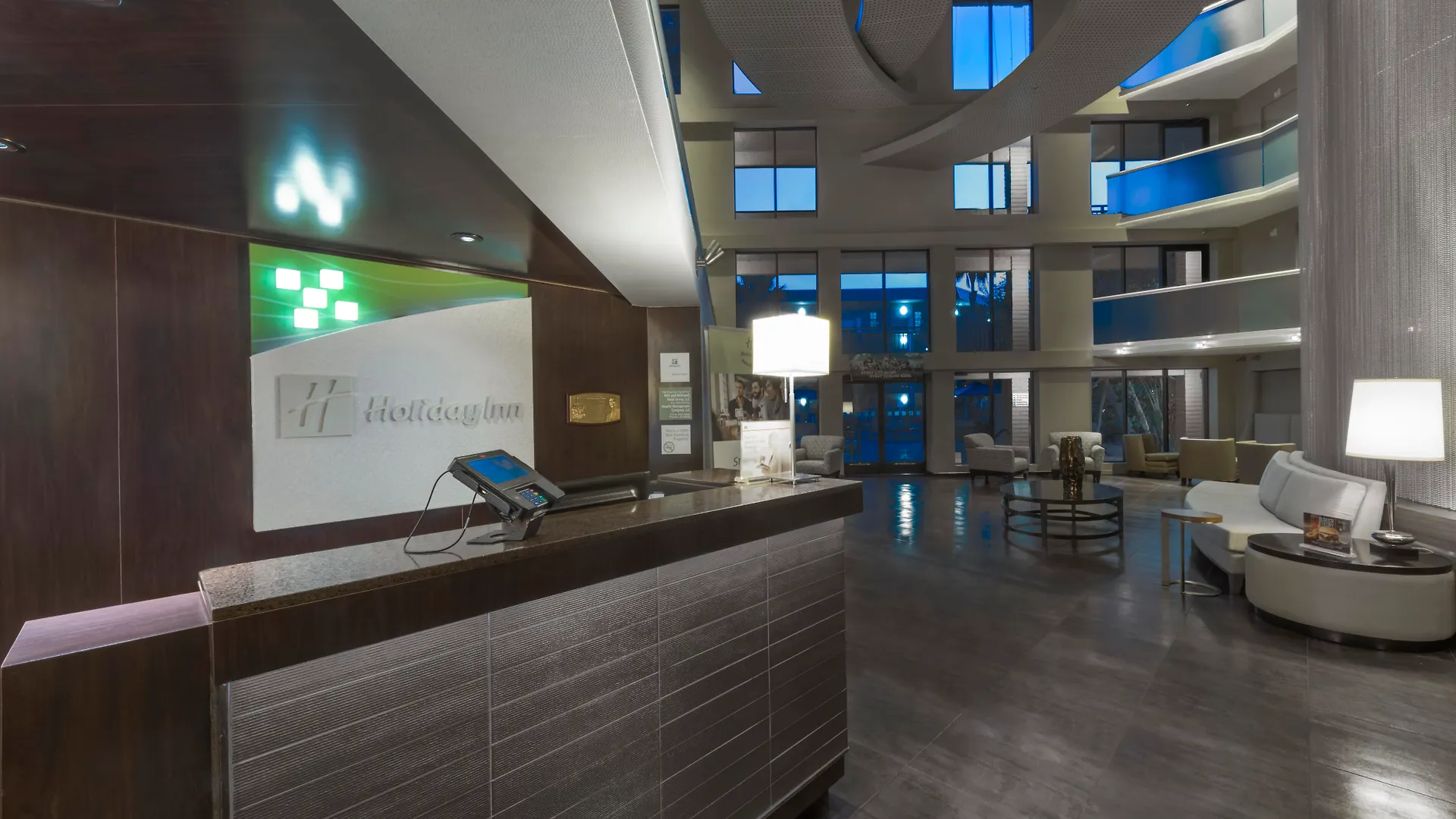 Holiday Inn And Suites Phoenix Airport North By Ihg