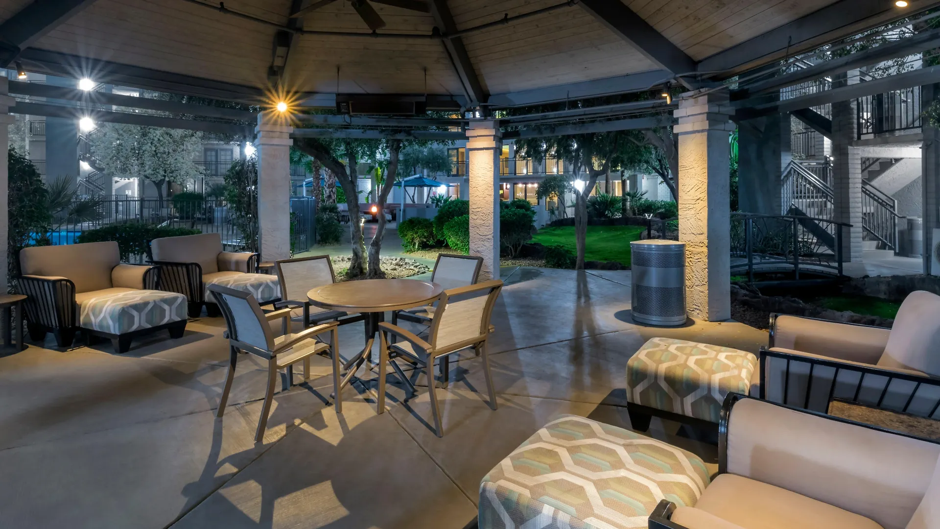 Holiday Inn And Suites Phoenix Airport North By Ihg 3*,