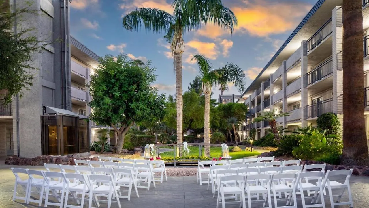 Hotel Holiday Inn And Suites Phoenix Airport North By Ihg
