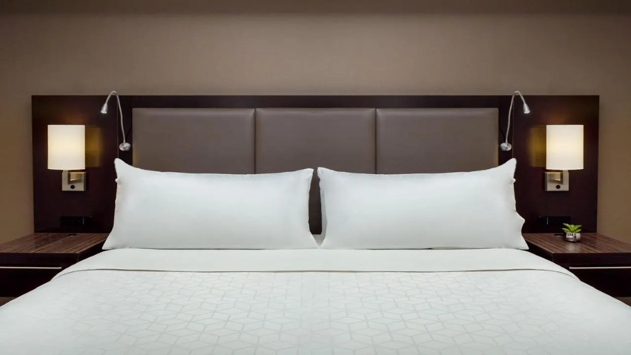 Holiday Inn And Suites Phoenix Airport North By Ihg United States