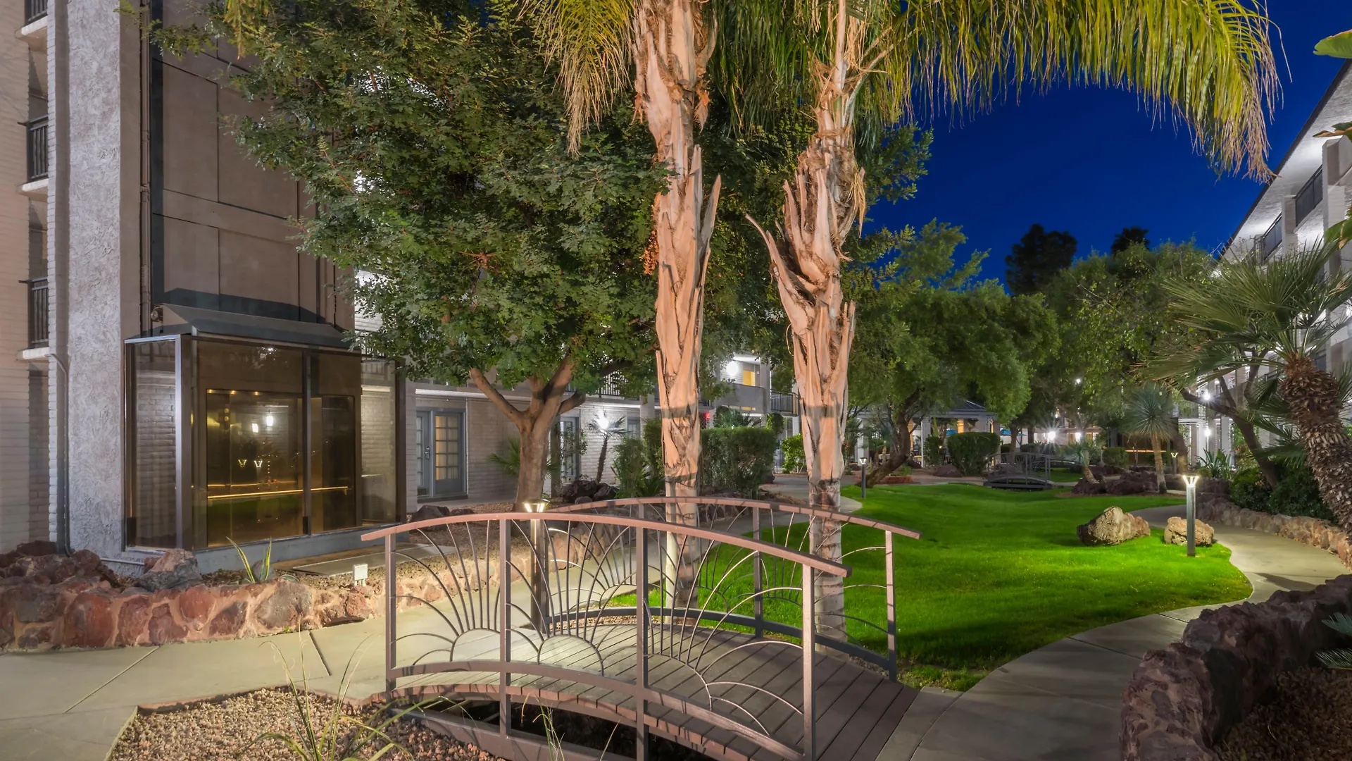 Holiday Inn And Suites Phoenix Airport North By Ihg