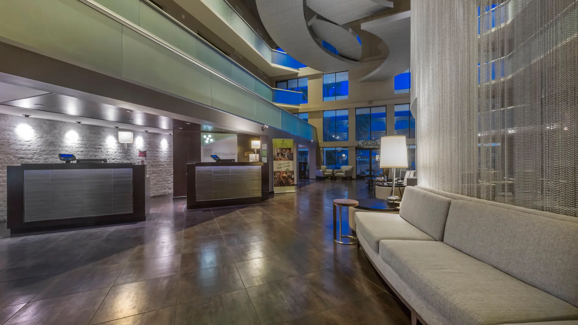 Hotel Holiday Inn And Suites Phoenix Airport North By Ihg