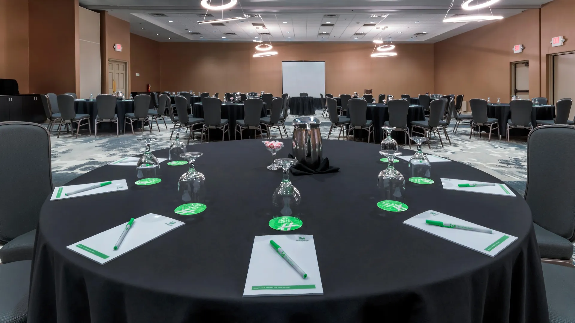 Hotel Holiday Inn And Suites Phoenix Airport North By Ihg