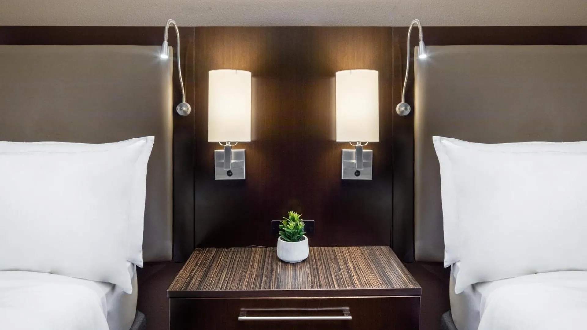 Hotel Holiday Inn And Suites Phoenix Airport North By Ihg