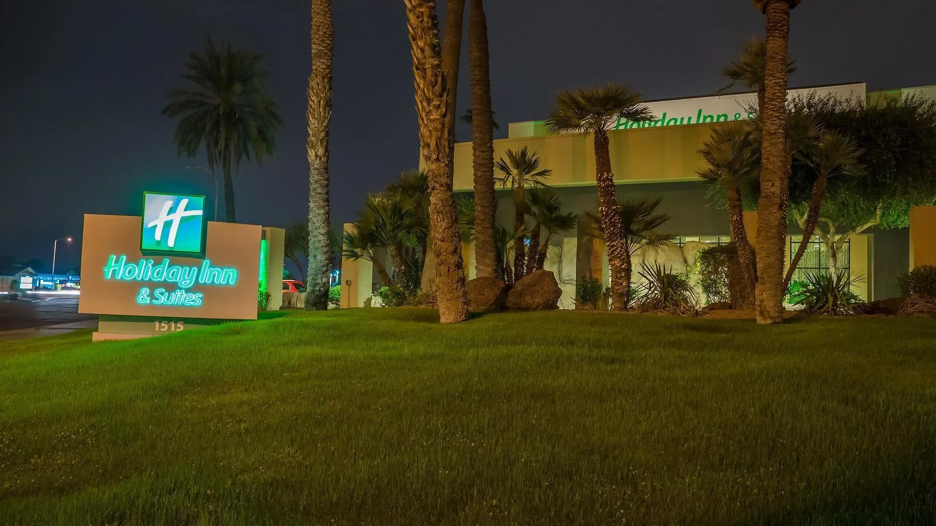 Holiday Inn And Suites Phoenix Airport North By Ihg 3*,