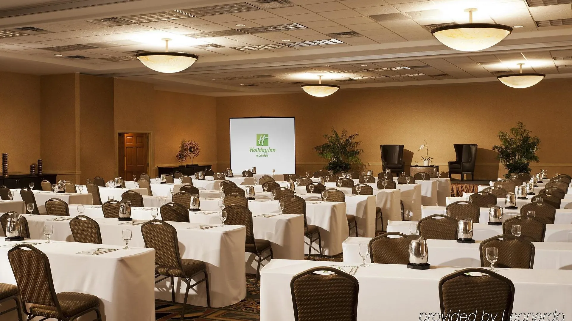 Holiday Inn And Suites Phoenix Airport North By Ihg