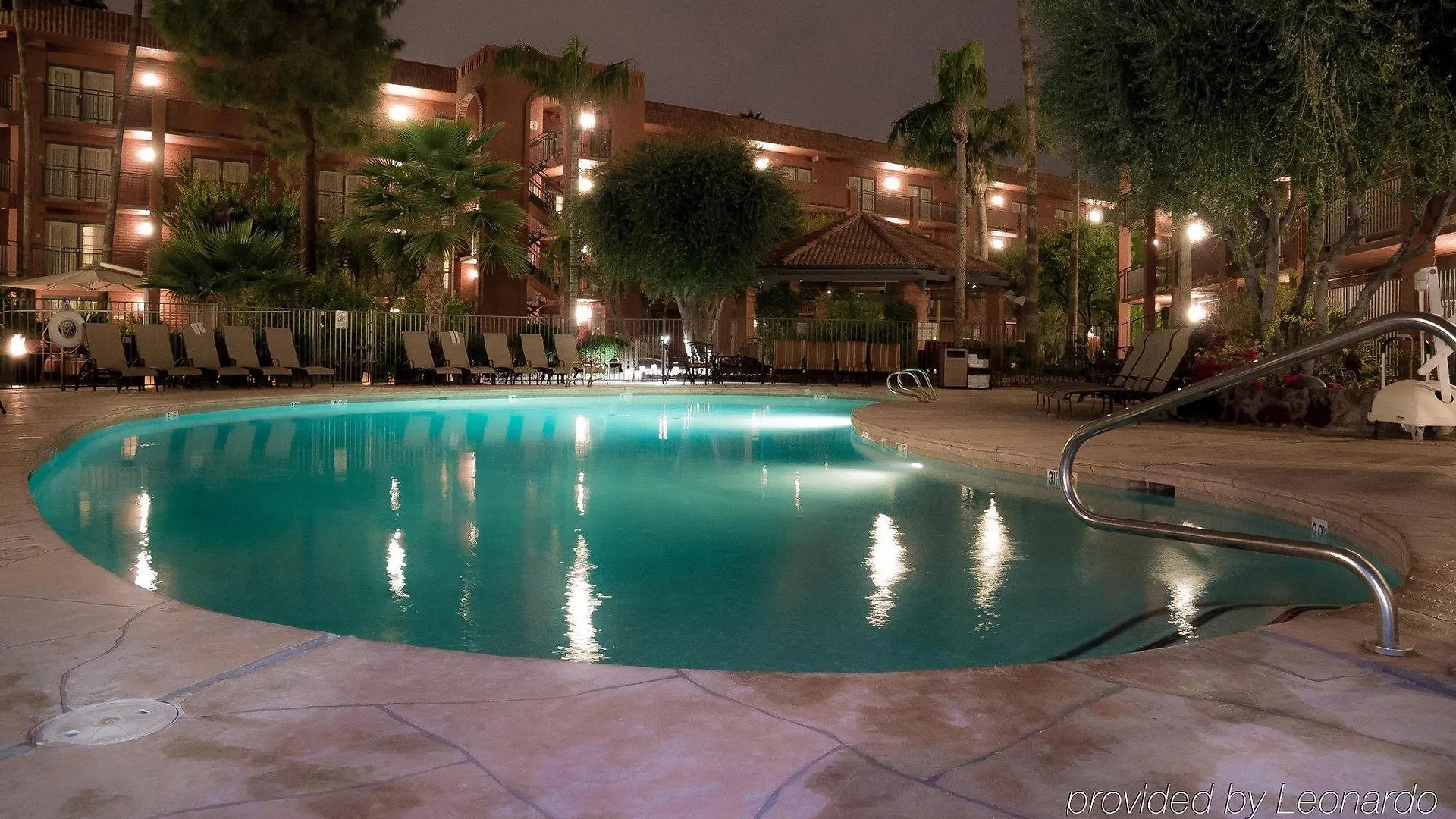 Holiday Inn And Suites Phoenix Airport North By Ihg Hotel