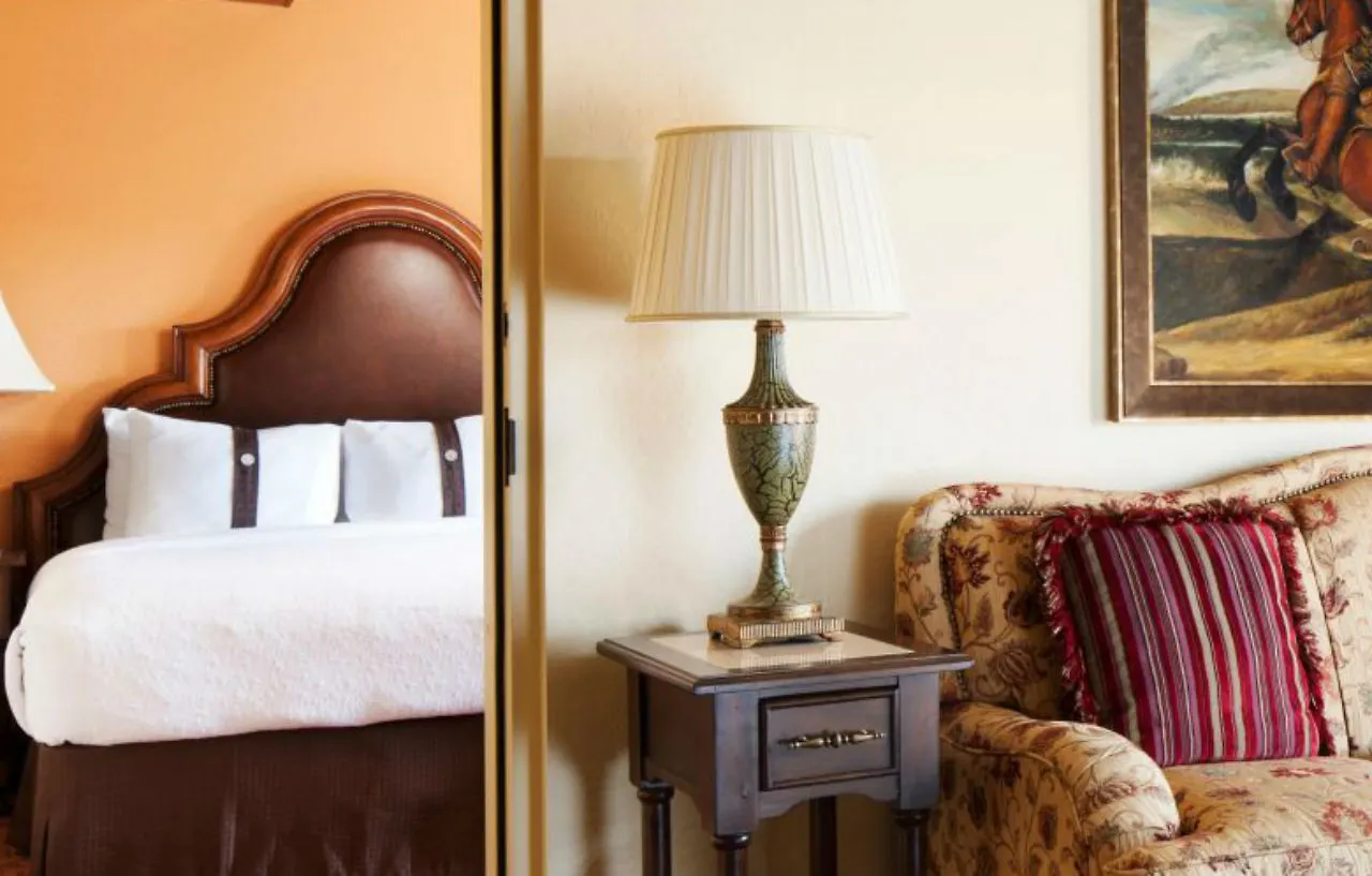 Holiday Inn And Suites Phoenix Airport North By Ihg Hotel